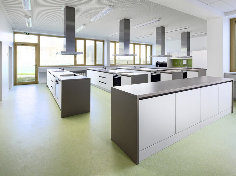 Deze vier kleuren worden ook gebruikt in de onderwijskeuken en de ruimtes voor kunstzinnige en natuurwetenschappelijke vakken, zodat ze passen bij de vloerkleuren op de muren.