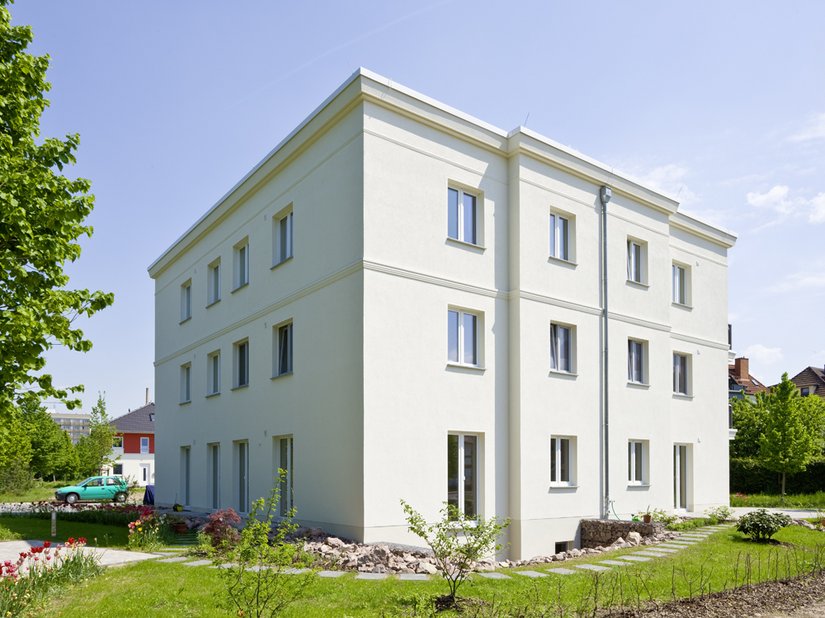 Scala kleuren: Strips, lijsten, gevel: 09.06.06 (RAL 9001), plaatcoating, fascia: 75.03.03 (RAL 9016), sokkel: 09.06.12, balustrade: 63.06.33 (RAL 7021), luiken, deur: 27.12.30 (RAL 3011)