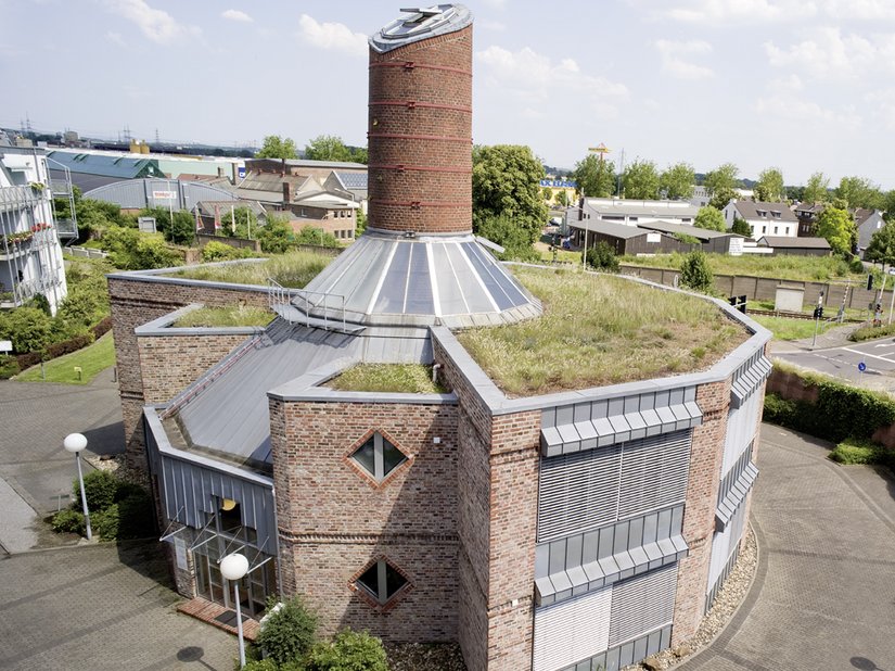 Van buitenaf is de oude steenbakkerij nog duidelijk te herkennen.