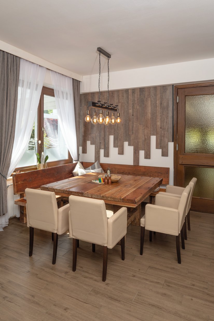 De felle kleur van de wanden en het plafond doet de houtsoorten van de interieurinrichting perfect uitkomen.