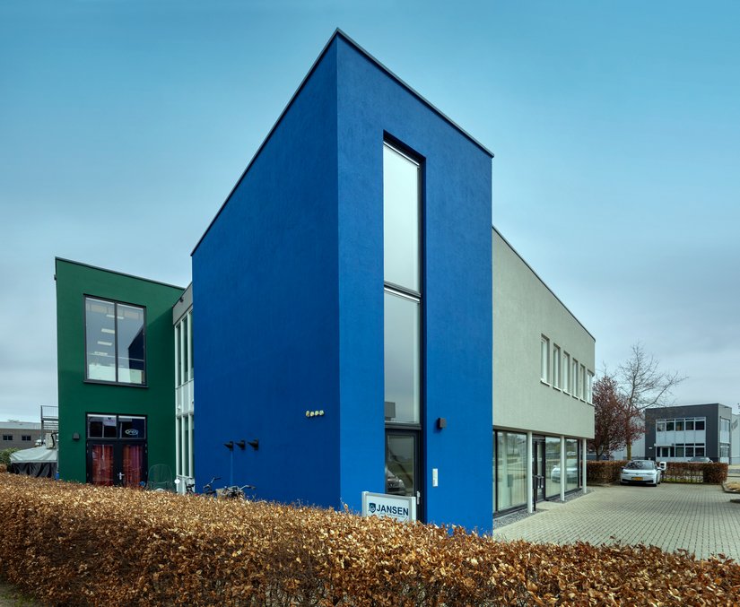 Het gebouw moest er weer nieuw en fris uitzien en tegelijkertijd ook de aandacht trekken. De gepleisterde geveloppervlakken moesten echter eerst grondig worden gereinigd en gerepareerd.