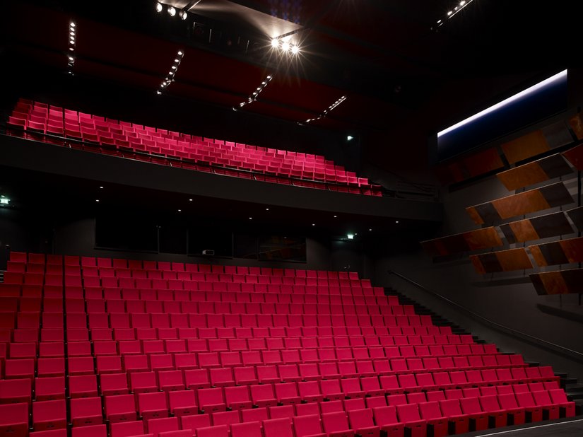 Een sterk contrast in de theaterzaal.