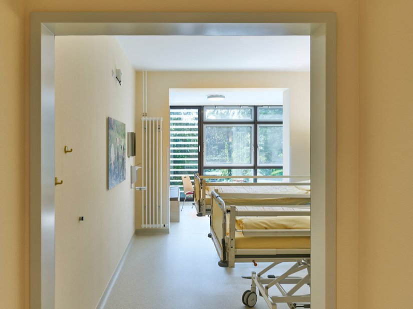 Elke patiëntenkamer werd uitgebreid en biedt nu ook ruimte voor bedden voor de ouders, die overdag als bank kunnen worden gebruikt.