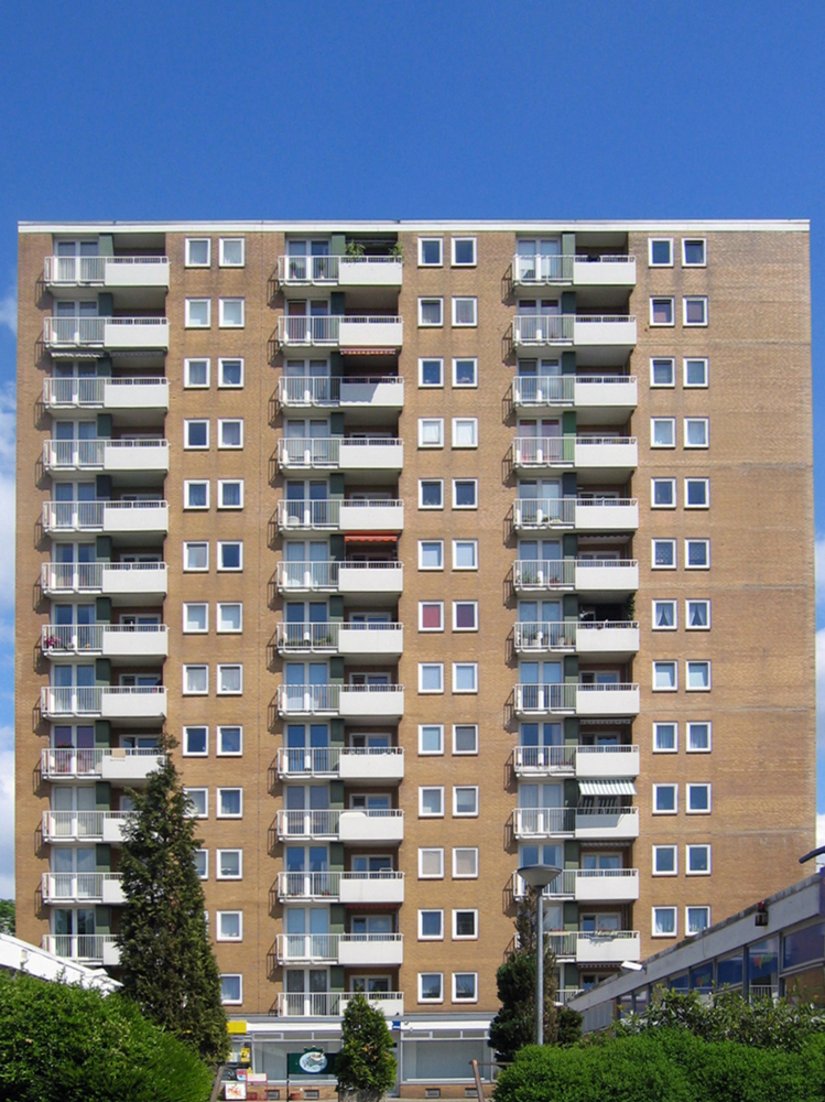 Het veertien verdiepingen tellende flatgebouw voor de energetische gevelrenovatie.