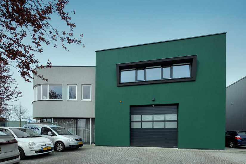 Voor de uitvoering koos het schildersbedrijf voor een tweelagig systeem: de gevelverf Evocryl 200 met TSR-formule en Hechtgrond 3720. Met de gevelverf Evocryl kan je de gekozen kleuren heel nauwkeurig realiseren en bovendien creëert Evocryl een fotokatalytisch, zelfreinigend oppervlak, wat toch wel een belangrijke troef is op een industrieterrein.