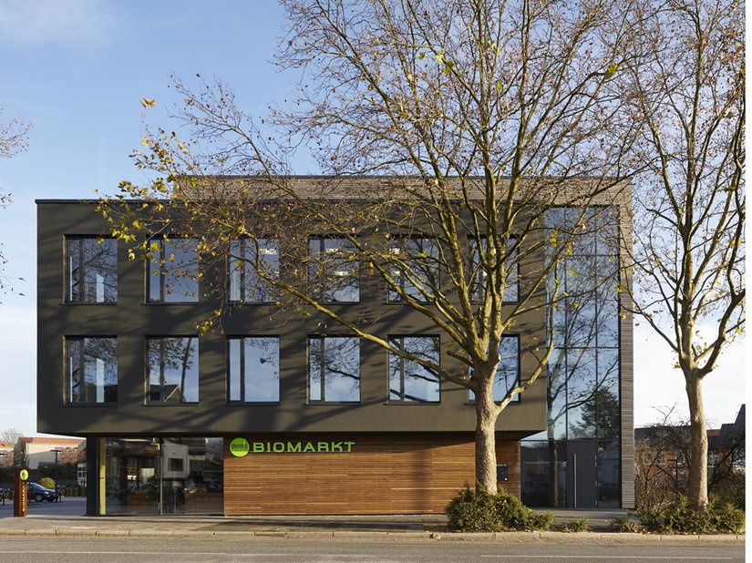 Het trappenhuis in glas ligt als een klem rond het gebouw.