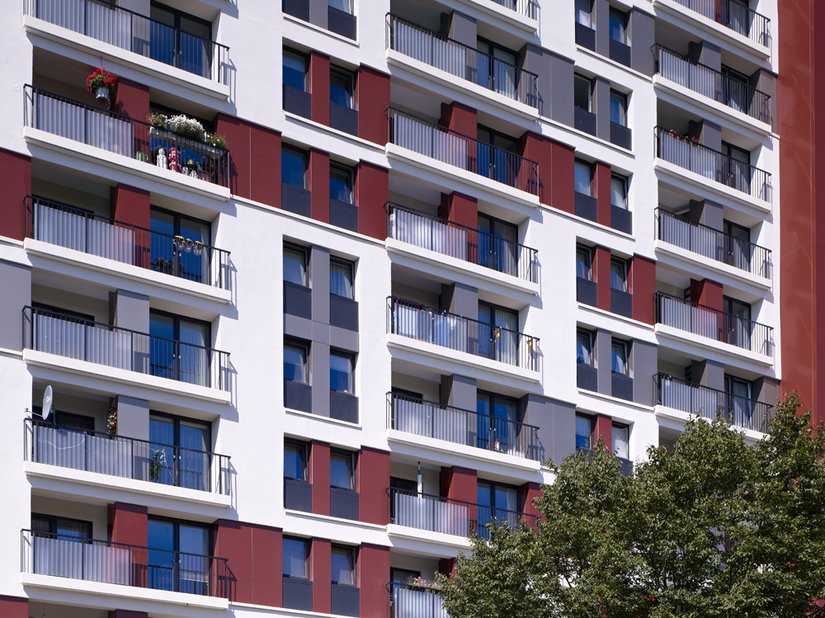 De ramen die niet tot op de grond komen, kregen een zwarte balustrade van panelen uit aluminium composiet.