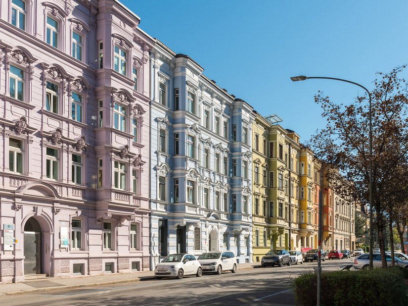 De gevel is zo opvallend en vakkundig in kleur gestructureerd, dat het gebouw zelf en de hele straat werden opgewaardeerd.