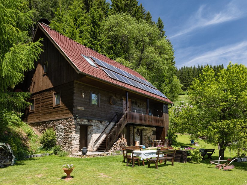 Na het herstel van de houten gevel straalt het Almhaus in Bad St. Leonhard in een nieuwe glans. De producten van Brillux verfraaien het gebouw niet alleen optisch, maar beschermen het ook tegen weer en wind.