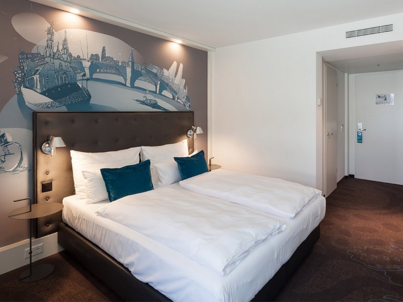Kunstenaar Daniel Zettner heeft het Motel One behang ontworpen.
