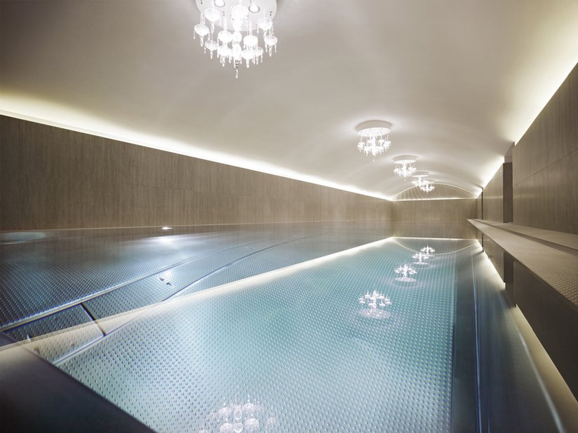 De spa is tot in de ruimte met het binnenzwembad afgewerkt met houten lambrisering.
