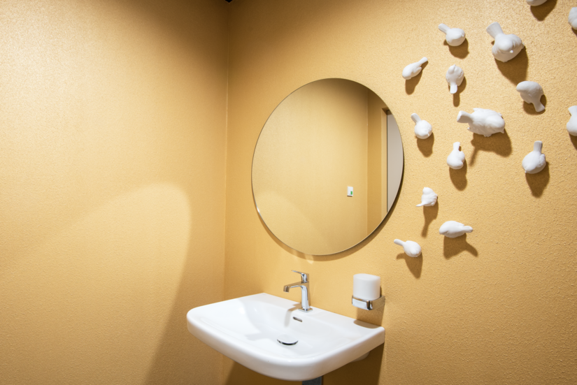 Esthetisch en ook bestendig werden de wasruimtes gerealiseerd door het schildersteam. Met Creativ Lucento en 2K-Aqua Zijdematlak oreerden zij gouden oppervlakken die beschermd zijn tegen spetterend water.