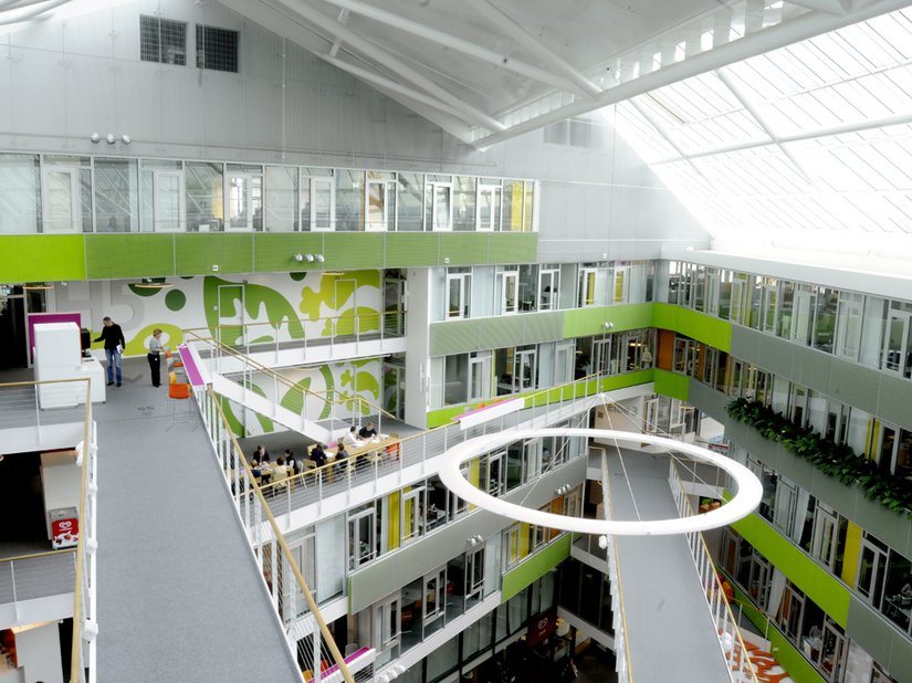 Vanaf de bovenste verdieping van het Unilever-complex heeft men een mooi overzicht over de binnenplaats.