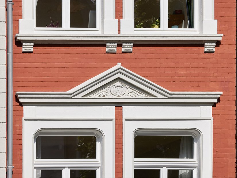 De benedenverdieping, oorspronkelijk bekleed met rode baksteen strips, werd hersteld voor het huis.