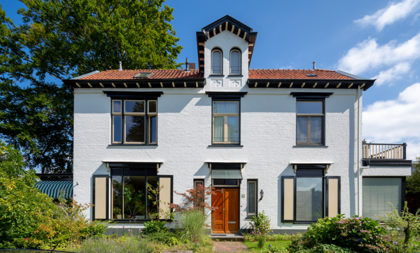 Steenstrips of houten bouwdelen: in overeenstemming met de lokale vereisten heeft Gert Gerritsen samen met Brillux het juiste productconcept ontwikkeld voor de villa in Velp uit 1906.