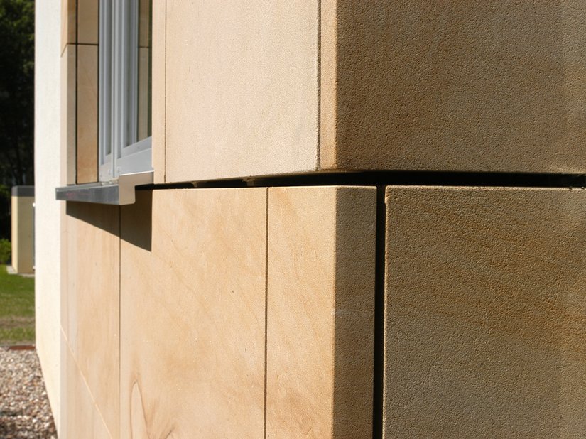 Een keur aan op elkaar afgestemde kleuren en gevelmaterialen in verschillende optische en haptische kwaliteiten zorgt ervoor dat deze monoliet een veel minder kolossale indruk maakt. Interessant: de voorgehangen zandsteenelementen die hier zijn gecombineerd met een WDV-system.