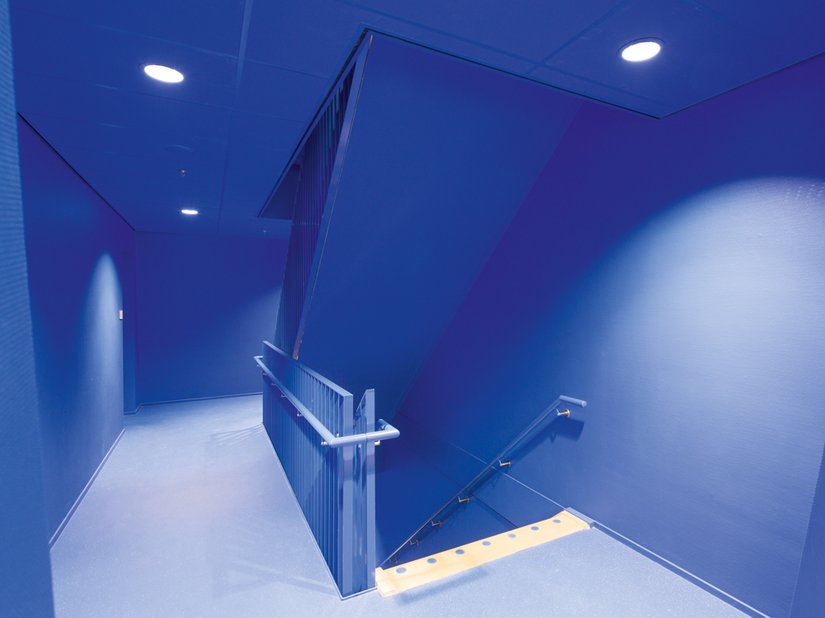 Muren, plafonds, deuren en balustrades zijn afgewerkt in kleur.