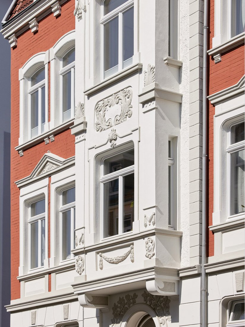 Er is ook veel aandacht besteed aan de details, die zo belangrijk zijn: tempels, kroonlijsten, raamkozijnen en decoratieve banden werden in subtiele kleurschakeringen afgezet.