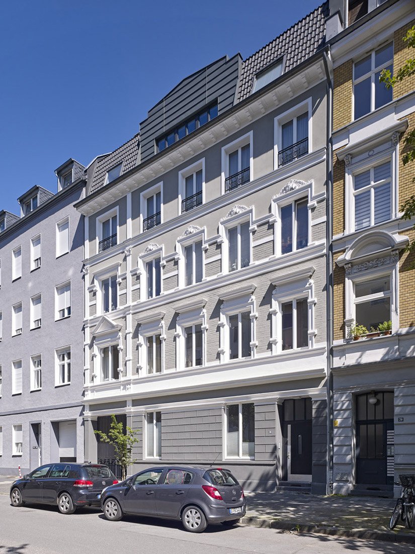 De gevel uit de 'Gründerzeit' (eind 19e eeuw) werd met liefde voor detail gerestaureerd en het gebouw van drie verdiepingen werd door diep gelegen balustrades en een gereconstrueerde kroonlijst met getrapte frieselementen op dakrandhoogte van het naburige huis gebracht.