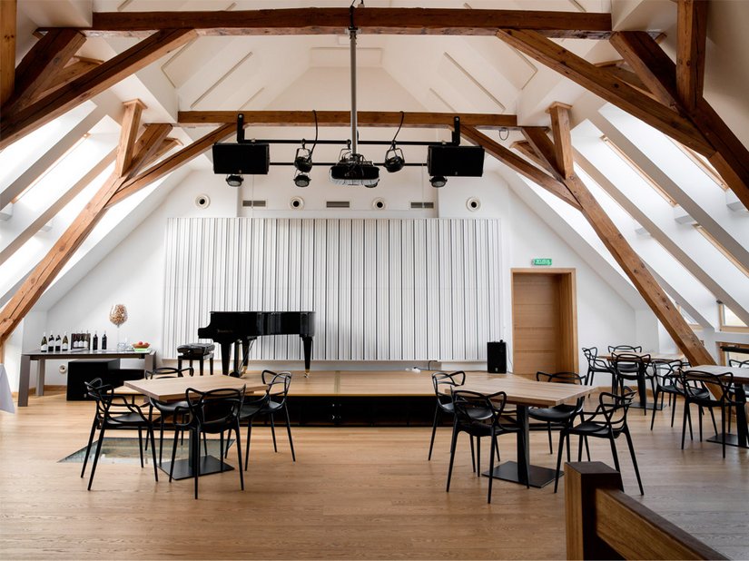 In het culturele centrum vinden concerten en tentoonstellingen plaats.