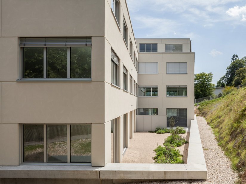Het gebruik van twee verschillende kleuren van de gevelverf Extrasil 1911 verleent de façade van dit woongebouw een levendig karakter. Hier komt het vakmanschap van de handwerkers duidelijk naar voren.