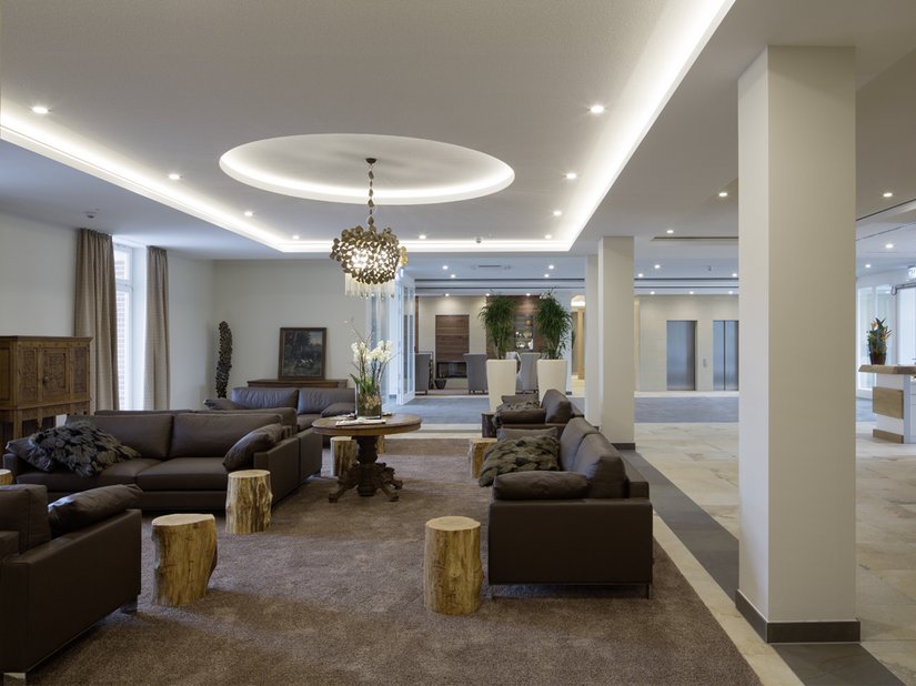 Hoogwaardige vloeren uit natuursteen of eikenhout, warme kleuren en een nobel design – deze combinatie bezorgt de gasten een gevoel van welbehagen van de lobby tot in hun hotelkamer.