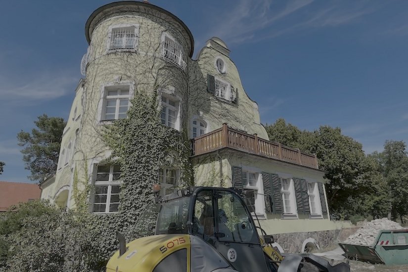 Voor de verbouwing: klimopbegroeiing en een gebarsten, gele oude laklaag bepalen het uiterlijk