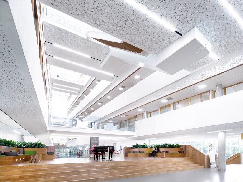 De twee vleugels van het gebouw zijn via een groot atrium met elkaar verbonden.