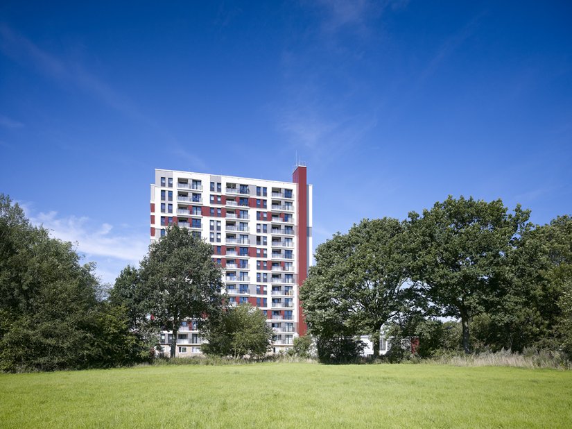 Een eentonige residentiële hoogbouw met commerciële ruimtes wordt omgevormd tot een vitale, veelzijdige blikvanger in de stad die vanuit elk standpunt gezien mag worden.