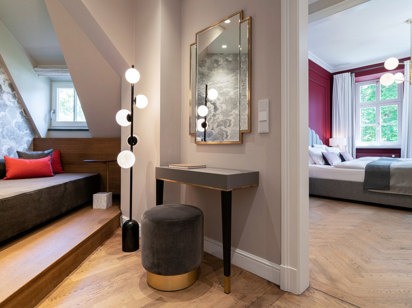 Moderne accenten van messing en goud, prachtig behang en designvoorwerpen laten de geschiedenis en het heden samensmelten tot een groot geheel.
