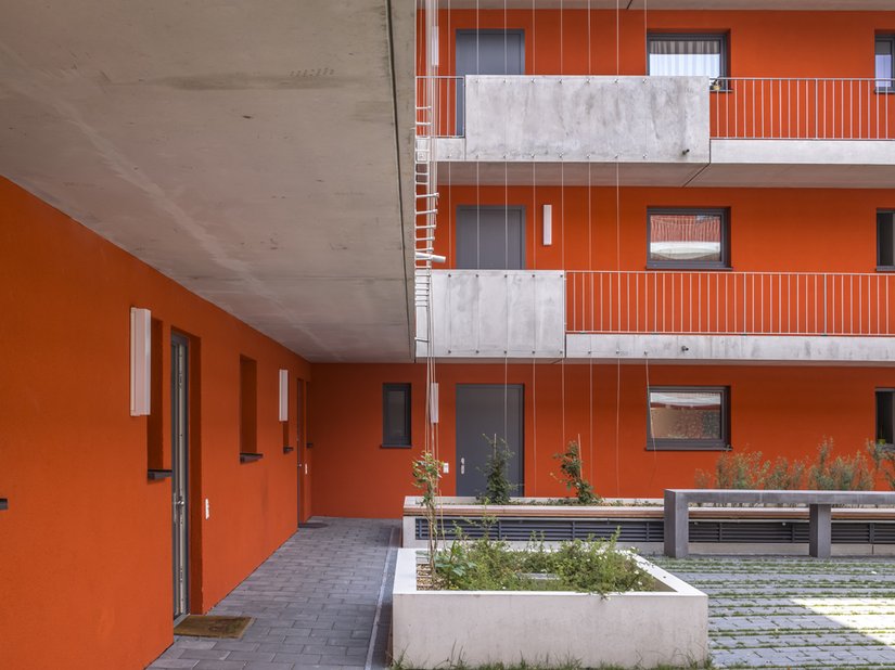 Het gebouw is ontworpen voor meerdere generaties. Alle woningen en ingangen zijn toegankelijk met een rolstoel. Oude en jonge mensen, personen met een handicap en gezinnen met kinderen kunnen dankzij de drempelvrije planning samen onder één dak leven.