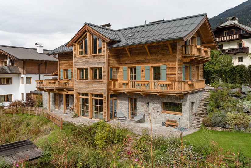 Voor de eengezinswoning in Kitzbühel werden, zoals de streek het voorschrijft, overwegend hout en steen als bouwmateriaal gebruikt.