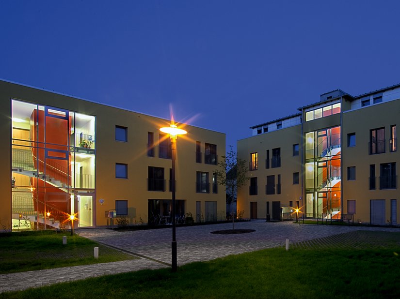 Scala kleuren: Gevel: 09.12.12, Trespa A 04.0.0 Balkonreling: 18.15.18 Ramen: 75.ME.02 (RAL 9007) Zonwering: Warema 75.ME.02 (RAL 9007)