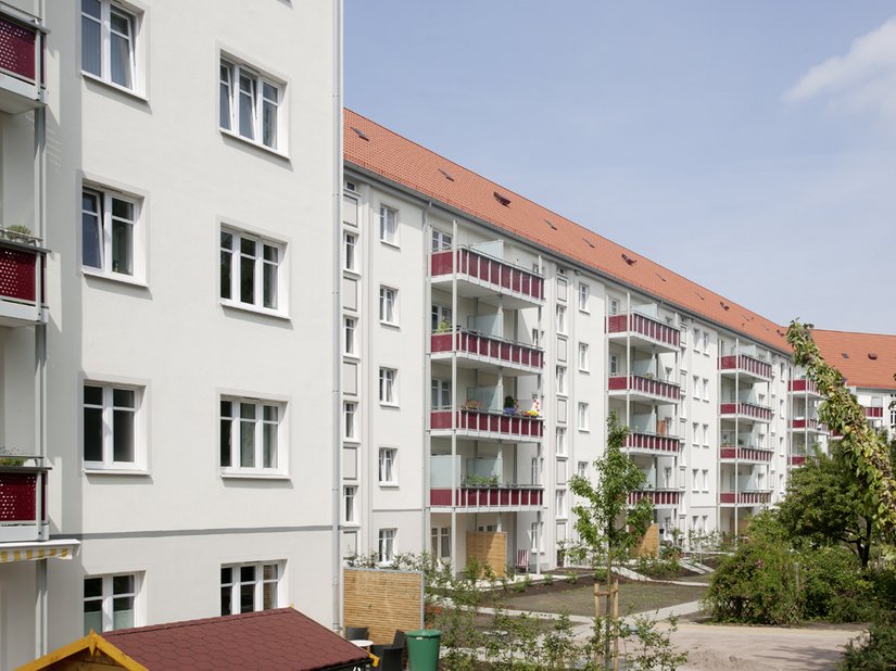 Een betere levenskwaliteit: het nieuwe uitzicht vanuit de tuin op het gebouw valt op – nieuwe panoramische balkons en een authentieke, subtiele kleurigheid.