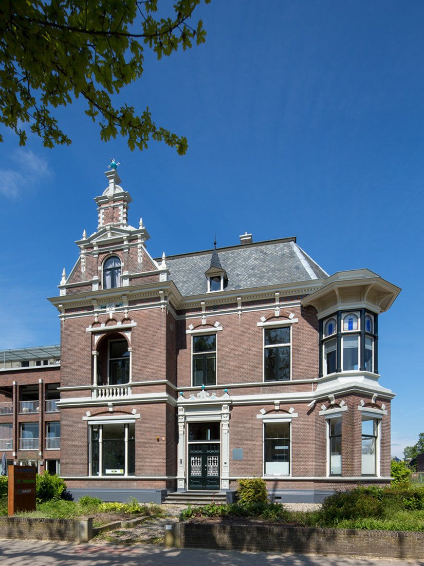 De gevels van deze beschermde stadsvilla in neorenaissancestijl werden op een vakkundige manier opgeknapt.