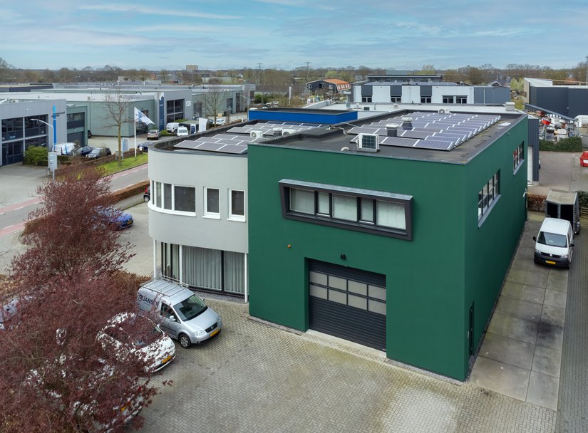 Het bedrijfspand van Jansen Beveiliging &amp; Elektro, gebouwd in 2008 op bedrijventerrein Jagerserf in Ermelo, kreeg een ingrijpende gevelrenovatie. De werkzaamheden werden uitgevoerd door het tegenovergelegen schildersbedrijf Vakschilders Ermelo B.V.