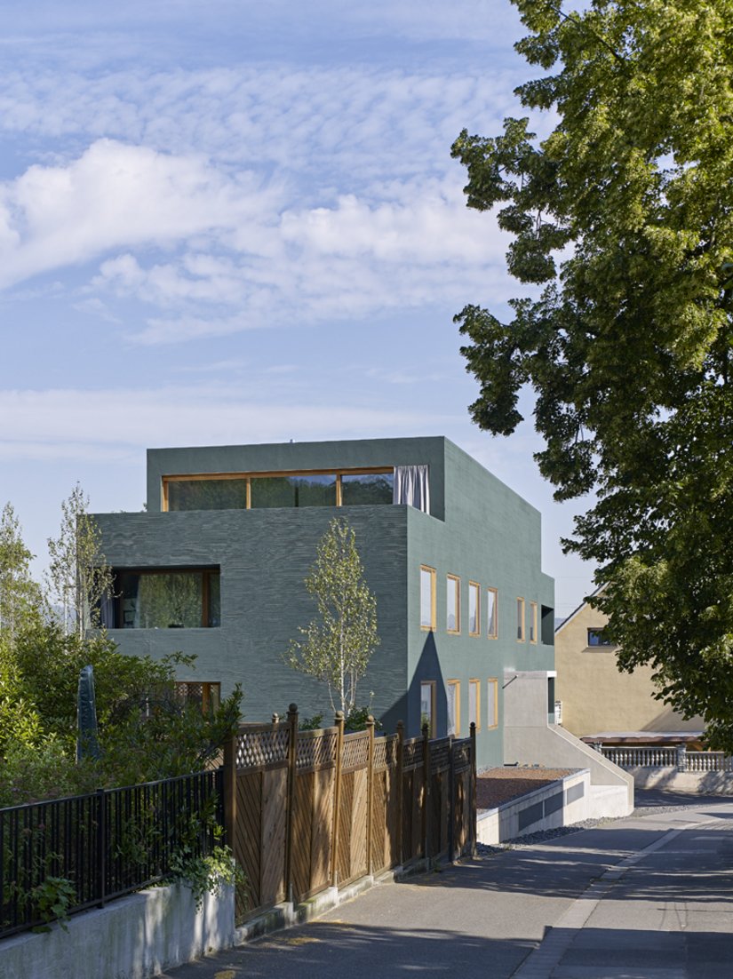 Een moderne monoliet omgeven door huizen uit de jaren zestig – het gevolg van een verdichting van de wijk.