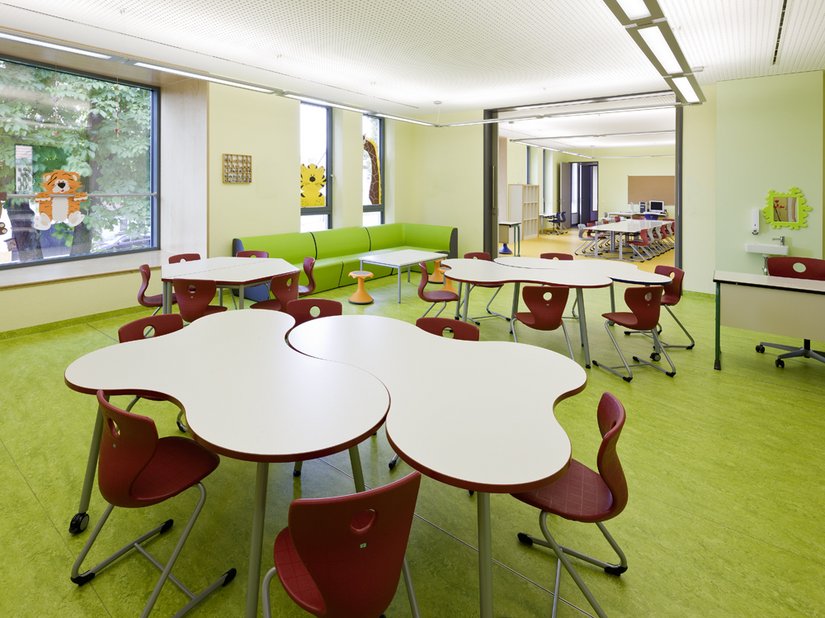 In de klassen vallen vooral de krachtige groene en rode kleuren op. Dankzij hun geometrische vorm kunnen de tafels flexibel worden ingezet tijdens de lessen.