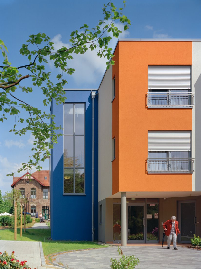 De heldere uitstraling van het gebouwencomplex is erg doeltreffend. Het “bonte huis” geeft familieleden en bewoners zelfs aan de buitenkant al het gevoel dat ze in goede handen zijn.