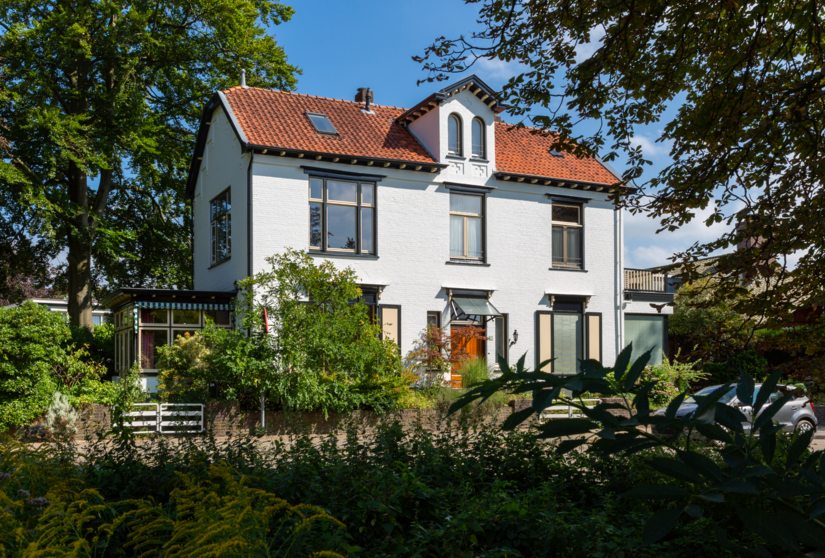 De Siliconen-Gevelverf in Protect-kwaliteit voor de grote geveloppervlakken, Impredur Hoogglanslak voor de houten bouwdelen: uiteindelijk presenteert het woonhuis zich met een uniform concept.