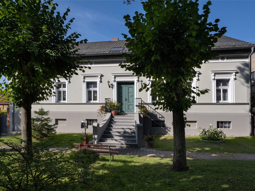 Toen het woongebouw in 1877 werd gebouwd, kreeg het een neoklassieke voorgevel aan de straatzijde en een kleine trap die naar de ingang van het huis leidt.
