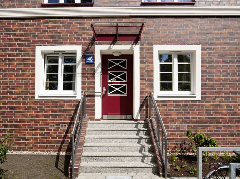 Gereconstrueerd naar historisch voorbeeld: de vensters en deuren combineren vandaag een aantrekkelijke look met moderne isolatiewaarden.