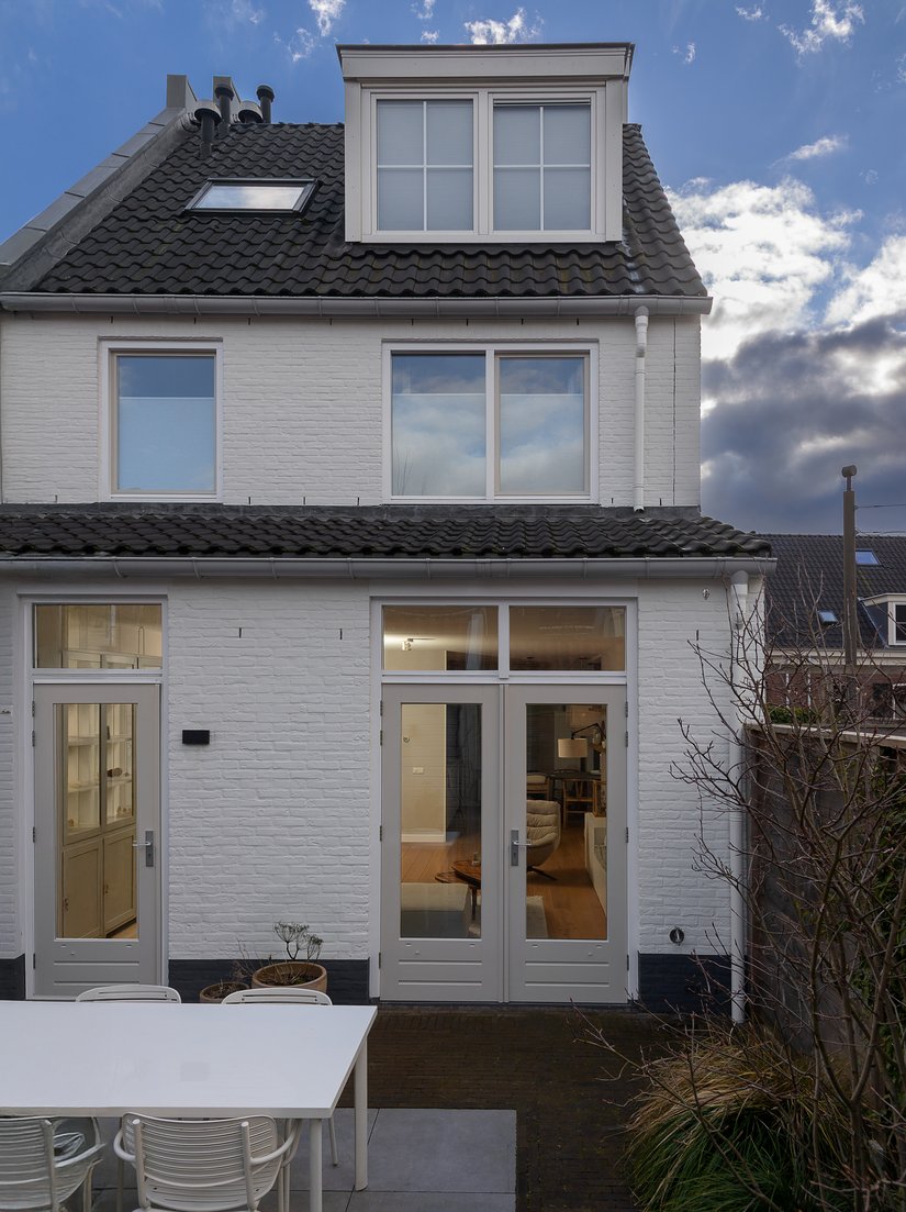 Voor de opbouw van de nieuwe gevelcoating bereidde de schilder het oppervlak voor met Secoprime 917 en koos hij Secolux 918 voor de eindafwerking. De houten elementen werden gegrond met Impredur Grond 835 en gelakt met Impredur Hoogglanslak 840. Gerritsen gebruikte op sommige plaatsen, zoals bij de ramen en dakoverstekken, ook de vochtregulerende Impredur Ventilack 822.