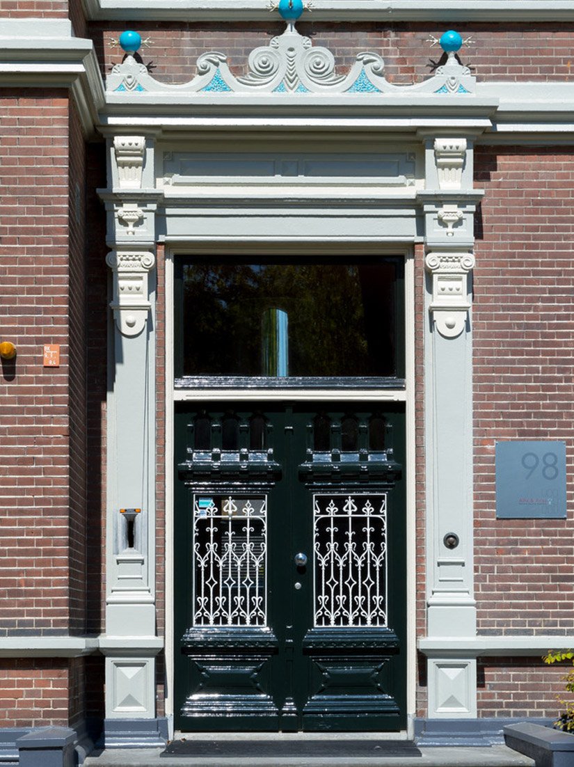 De omlijsting van ramen en deuren werd aan de buitenkant gelakt in Impredur Ventilak 822.