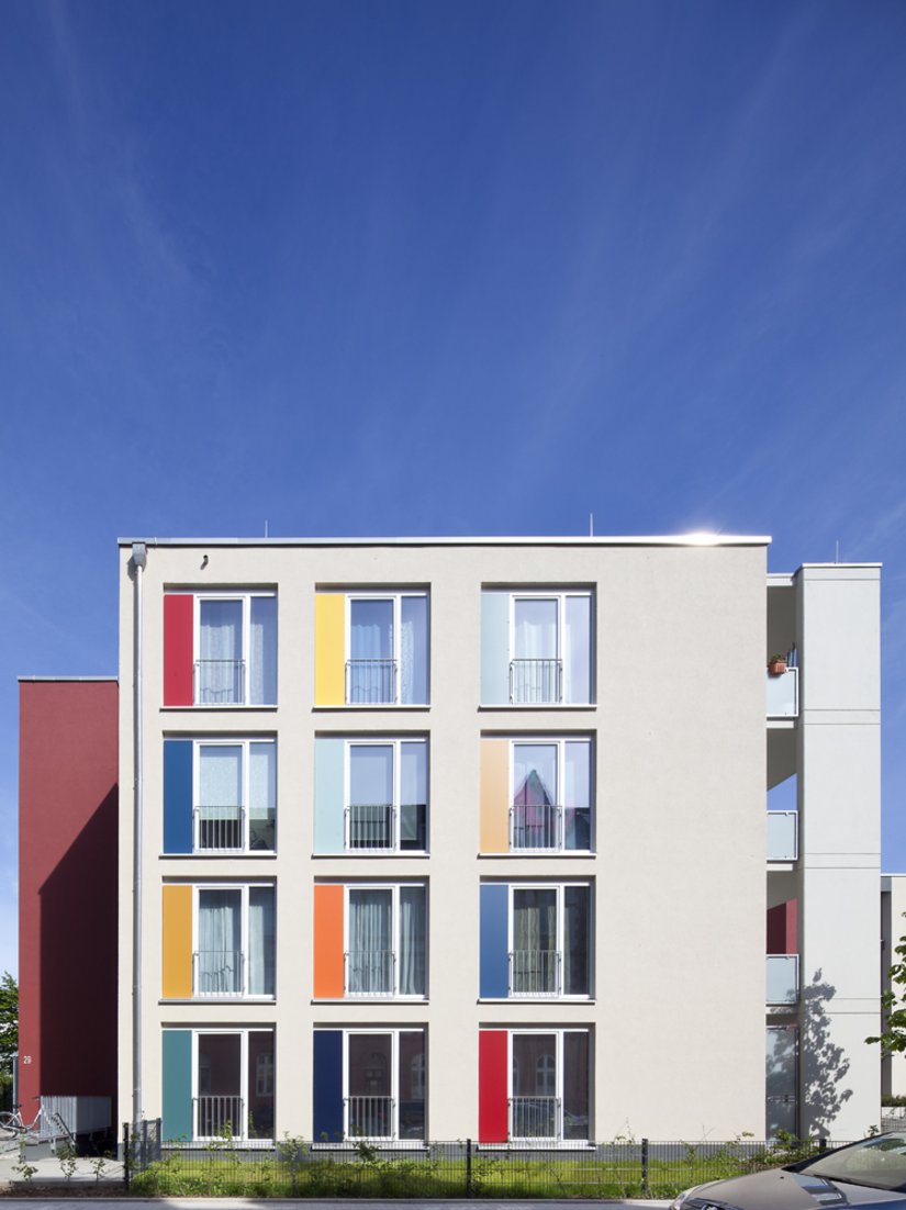 De gevels worden gebroken door een intens rood kleurvlak ter hoogte van de lifttorens.
