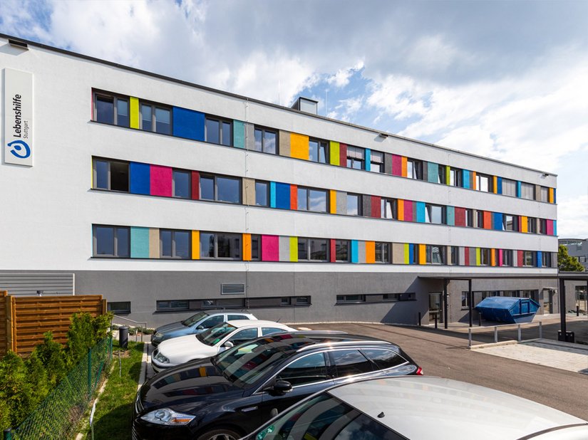 De met Evocryl 200 in totaal met 16 &nbsp;verschillende kleuren afgewerkte raamkleurstroken geven het nieuwe gebouw zijn identiteit en zorgen tevens voor een horizontale structuur van de gevel.