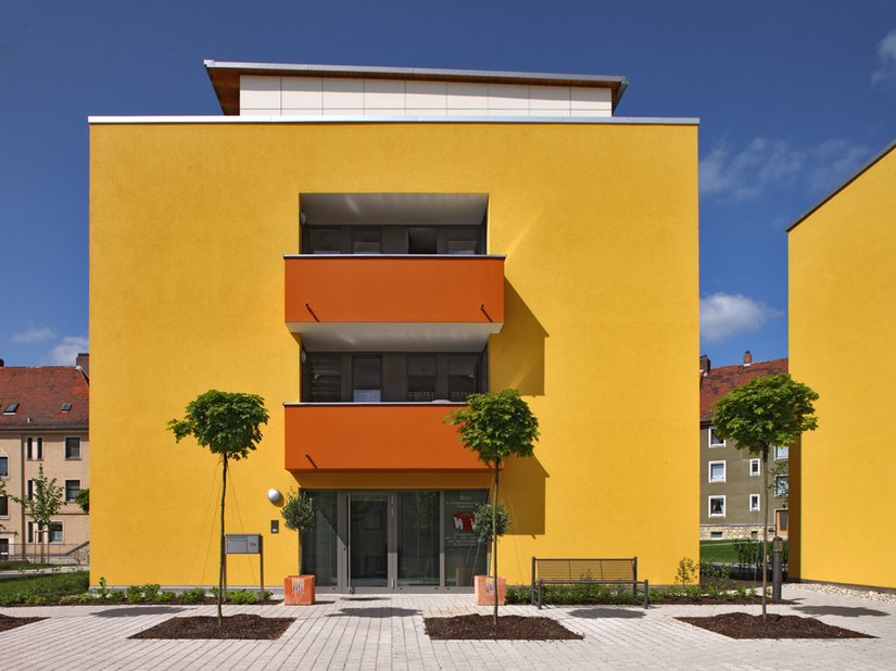 Scala kleuren: Gevel: 09.12.12, Trespa A 04.0.0 Balkonreling: 18.15.18 Ramen: 75.ME.02 (RAL 9007) Zonwering: Warema 75.ME.02 (RAL 9007)