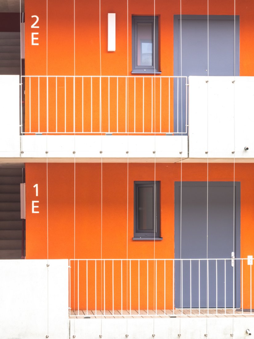 De appartementen zijn bereikbaar via de gaanderijen die rond het gebouw lopen en uitkijken op de binnenplaats.
