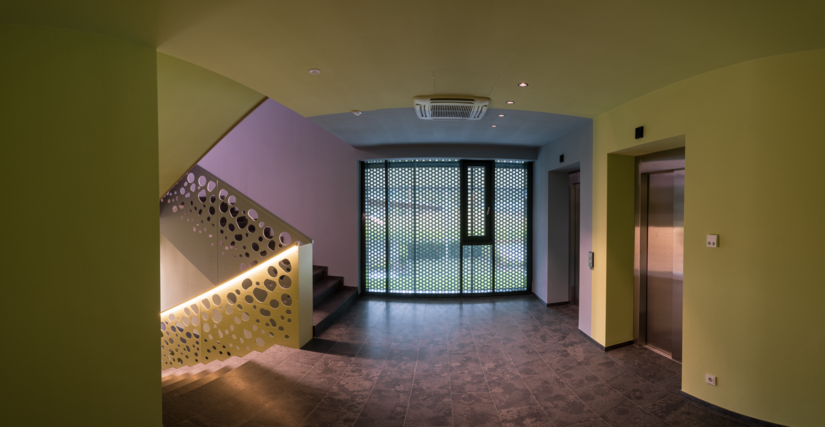 Veelzijdige uitstraling ook in het trappenhuis: hier ontmoeten donkergele, roze, paarse en violette kleuren elkaar.