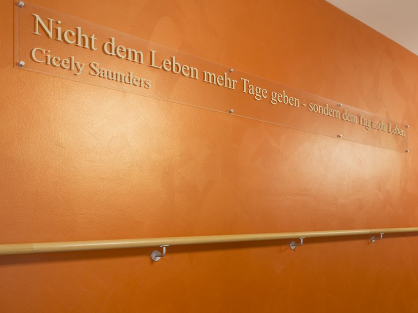 In de gang zet een krachtig oranje, aangebracht met de vormgevingstechniek Creativ Lucento 83, de toon. Het zorgt in combinatie met de aan de muur opgehangen spreuk voor een vrolijke sfeer.